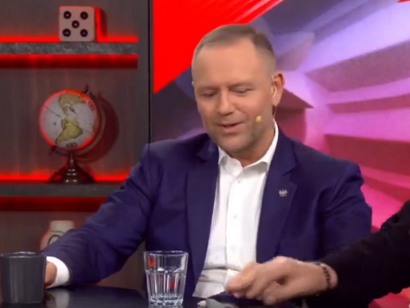 Президент Польши Навроцкий под смех ведущего уронил снюс в эфире о его запрете