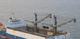 СМИ: во Владивостоке арестовали иностранное судно после инцидента с российским сейнером