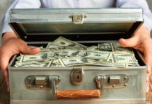 В Москве подростки сожгли часть найденных на улице 88 тыс. долларов