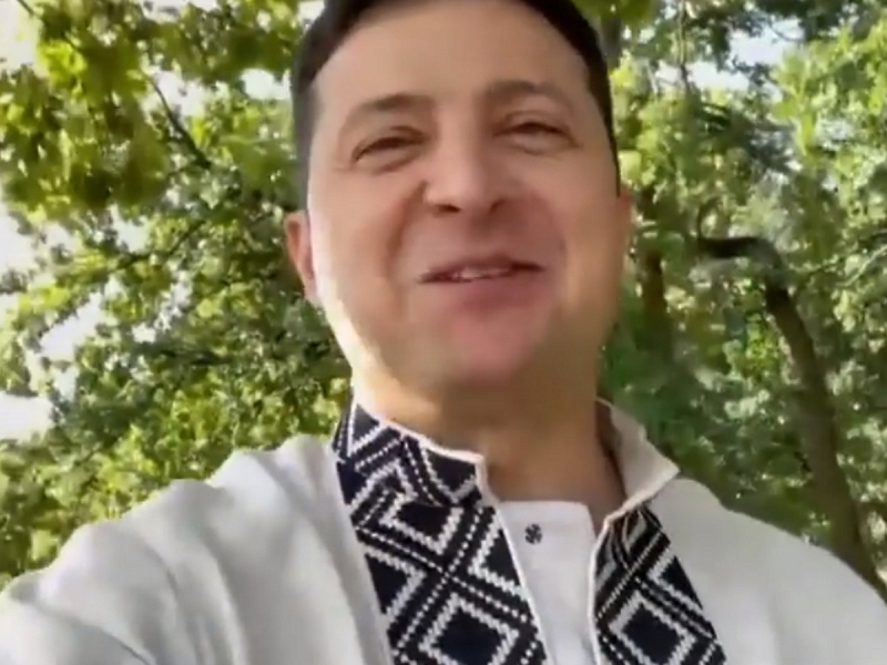 “А шаровары где?”: отжавшийся на брусьях 30 раз Зеленский в вышиванке насмешил Сеть