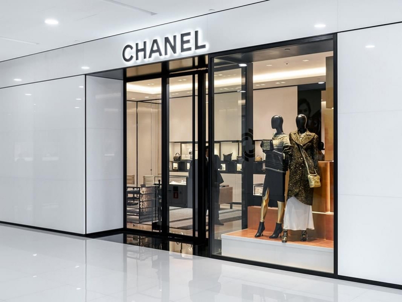 Baza: магазин Chanel в ОАЭ запретил продавать свои товары жителям России, требуя подписать “отказной” документ