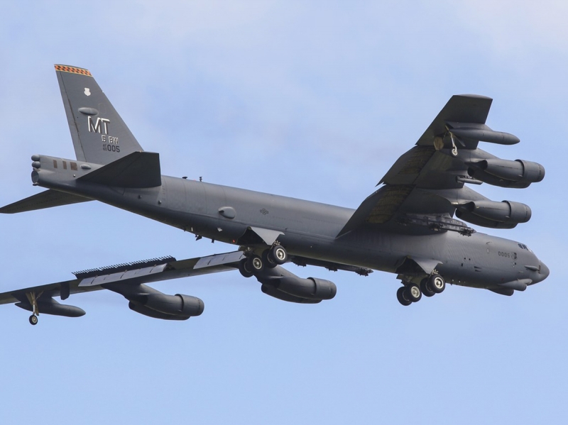 Cтратегический бомбардировщик ВВС США попытался ударить по талибам, но уничтожил лишь три сарая