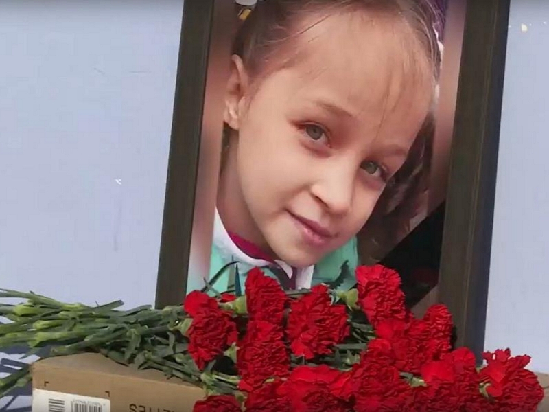 Дядя убитой в Тюмени девочки внезапно умер у ее стихийного мемориала