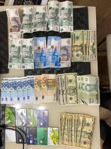 Дворцы и коробки денег: ФСБ проводит обыски у сотрудников Ростовского ГИБДД