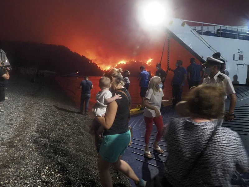“Это душераздирающе!”: апокалиптическое видео эвакуации на пароме из горящей Греции появилось в Сети