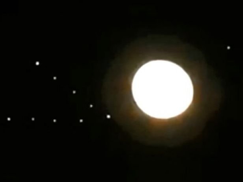 “Флот” НЛО попал на видео, выстроившись в треугольник возле Луны