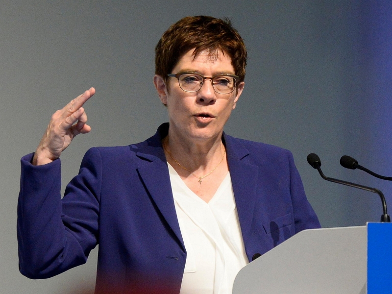 Глава Минобороны Германии призвала НАТО проявить жесткость в отношениях с Россией