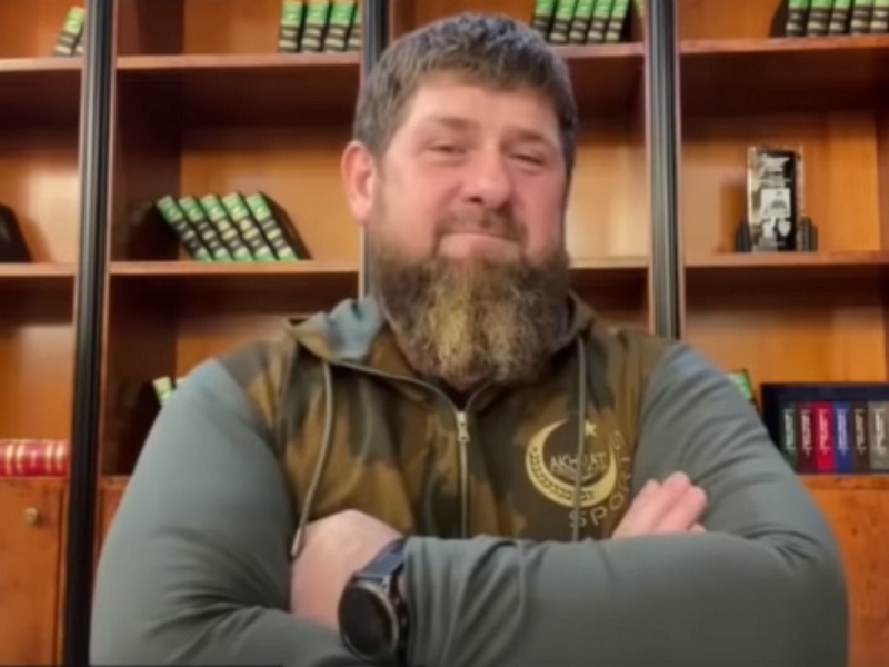 Кадыров в эфире у Соловьева показал трофейный украинский пистолет и рассказал, что его не устраивает в спецоперации РФ на Украине