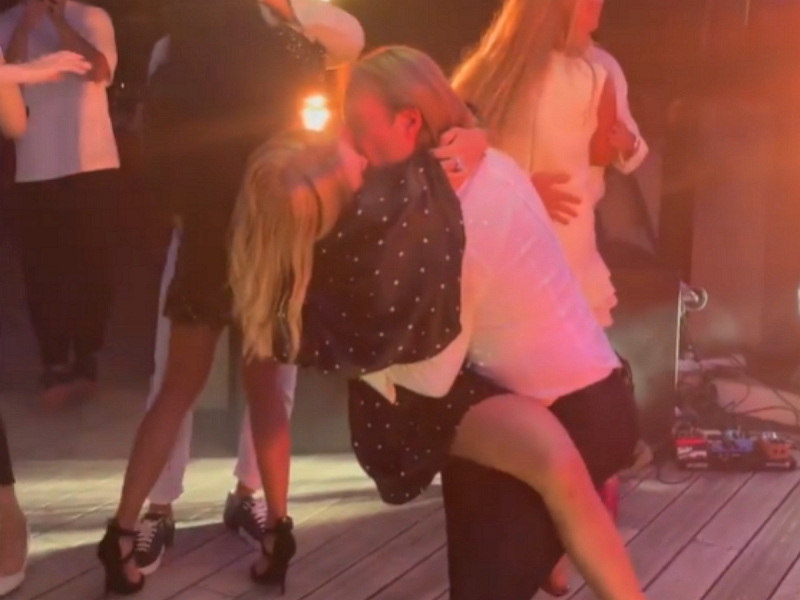 “Как мешок картошки”: Рудковская устроила жаркие танцы с Плющенко под вокал Баскова