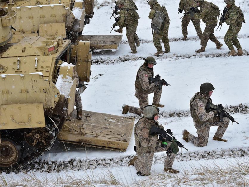 Le Figaro: НАТО готовится к войне с Россией, стягивая войска к ее границе