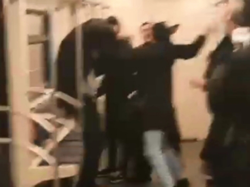 Массовая драка мигрантов в вагоне московского метро попала на видео