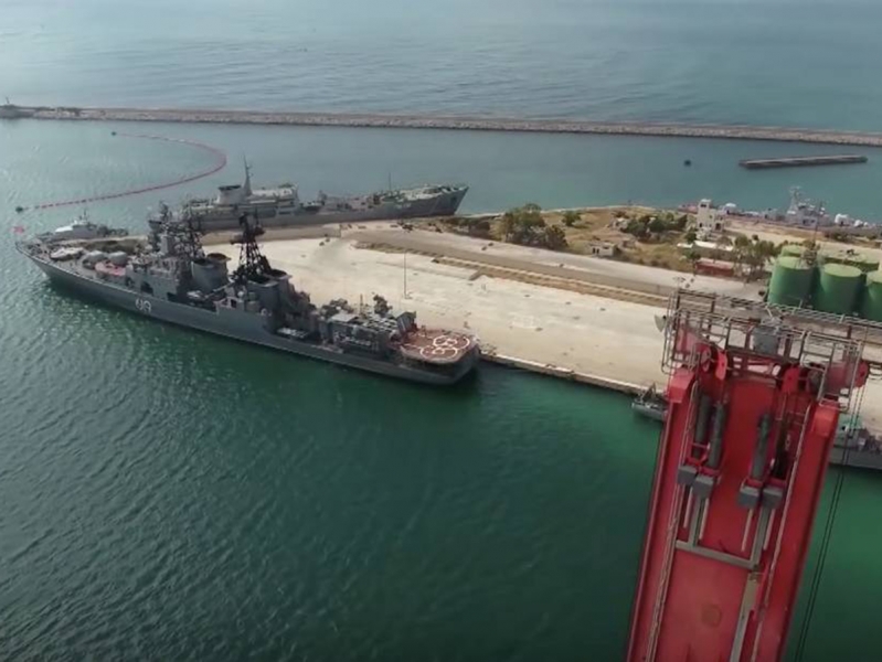 На базе ВМФ РФ в Сирии замечено сильное задымление: опубликовано фото