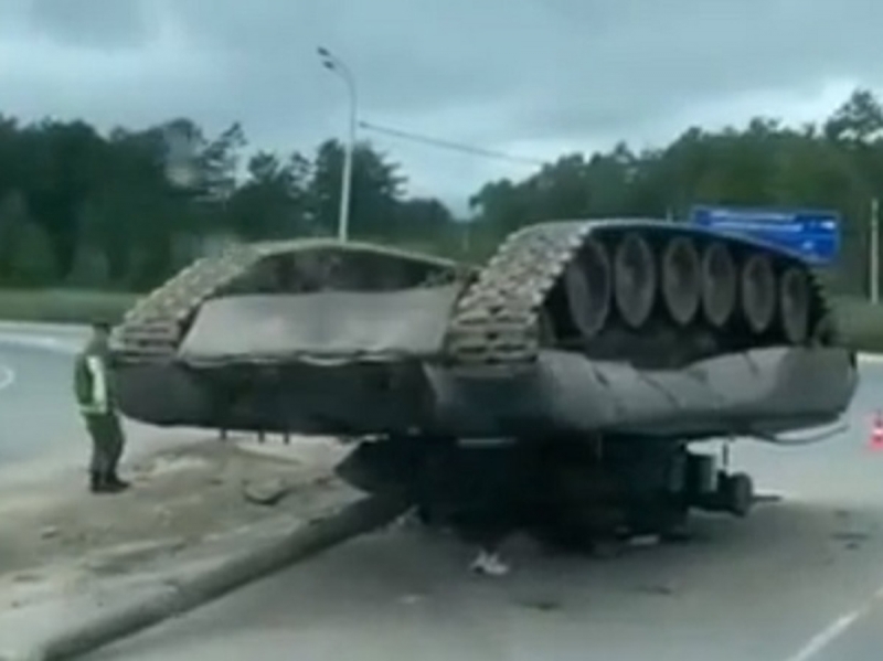 На Сахалине военные уронили на дорогу танк: опубликовано видео