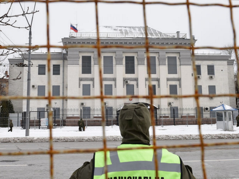 На Украине началась массовая эвакуация иностранных дипломатов из-за угрозы “российского вторжения”