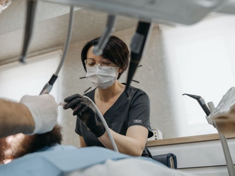 Названа стоматологическая болезнь, увеличивающая риск смерти от COVID-19