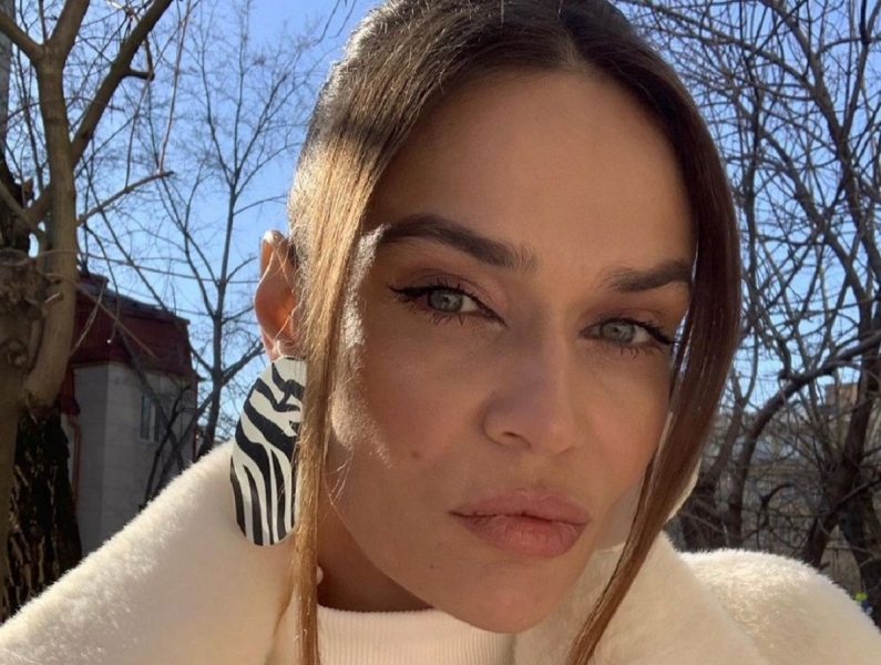 «Обморок, жар и нарушение речи: пережившую микроинсульт Алену Водонаеву госпитализировали