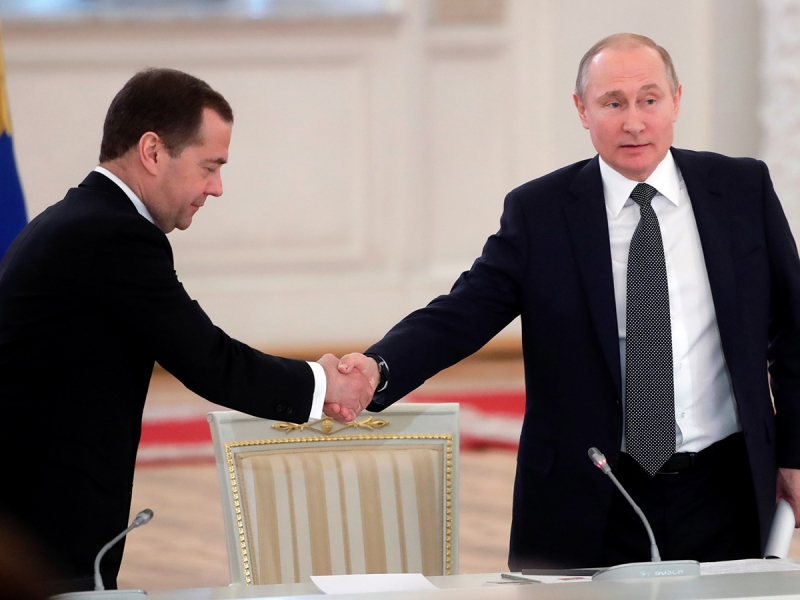 “Перебрасывались гранатами”: Зыгарь рассказал о “войне” между Путиным и Медведевым