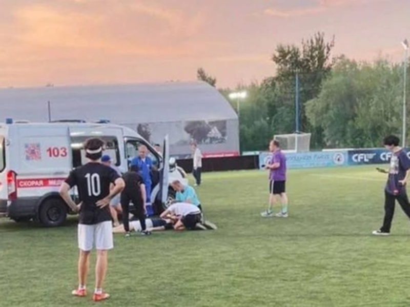 “Произошло то же, что и с Эриксеном”: в Москве на матче ЛФЛ умер футболист