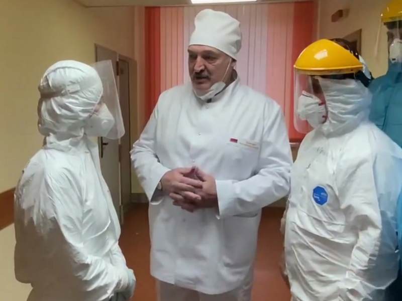 Раздраженного Лукашенко с трудом заставили надеть маску в ковидном госпитале