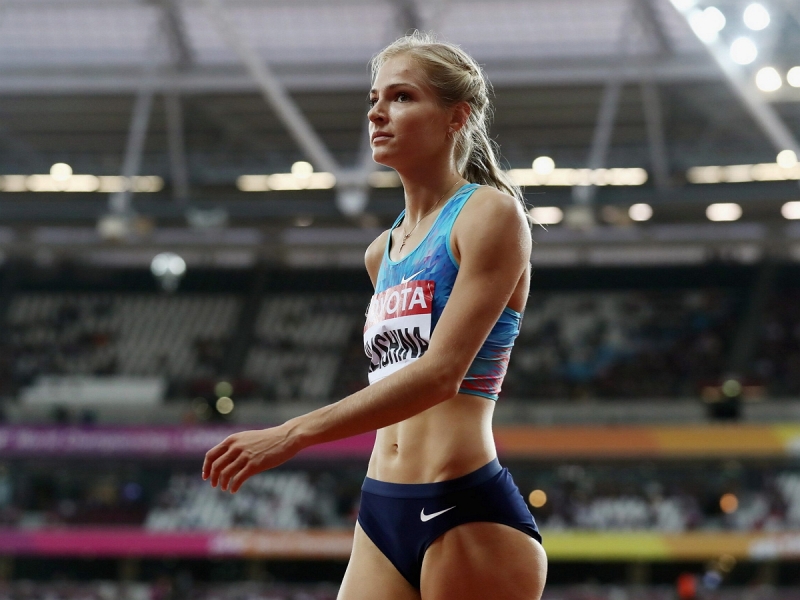 Российская легкоатлетка Дарья Клишина покинула Олимпийский стадион в инвалидном кресле, получив травму (ВИДЕО)