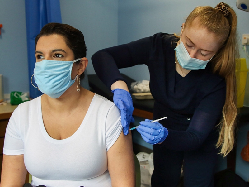 Российский маммолог оценил рост груди у привитых от COVID-19 норвежек