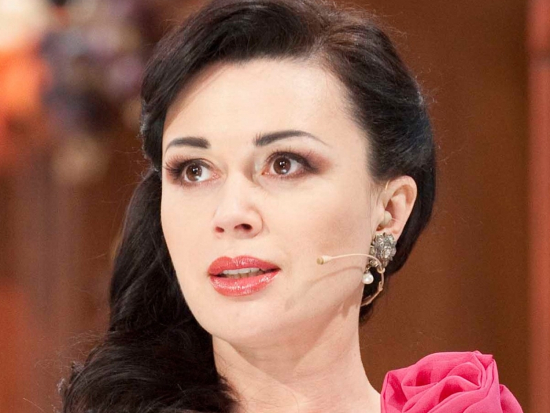 СМИ: родственники тяжелобольной Анастасии Заворотнюк отказались давать ей зеркало