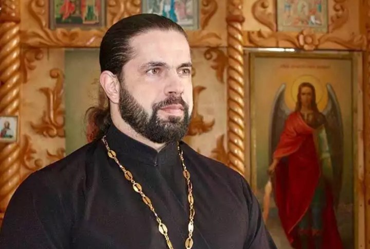 Священник пригрозил “размазать по полу” Моргенштерна, подписавшего контракт на бой