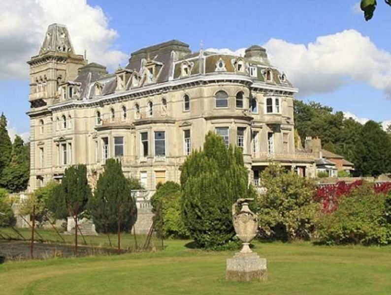 Украинских беженцев в Великобритании хотят поселить в особняках российских олигархов