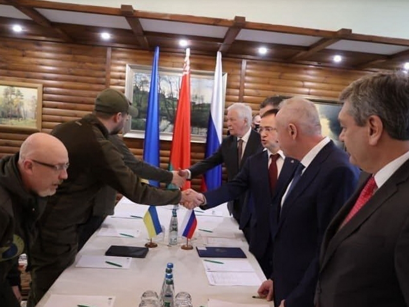В Брестской области прошли переговоры делегаций Москвы и Киева. Ранее Кремль назвал условия для прекращения военной операции