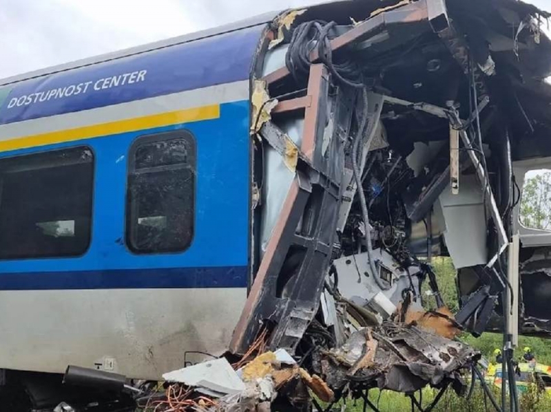 В Чехии лоб в лоб столкнулись два пассажирских поезда: есть жертвы