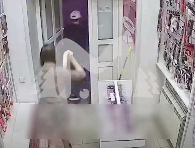 В Новокузнецке продавщица секс-шопа отбилась от грабителя резиновым фаллоимитатором