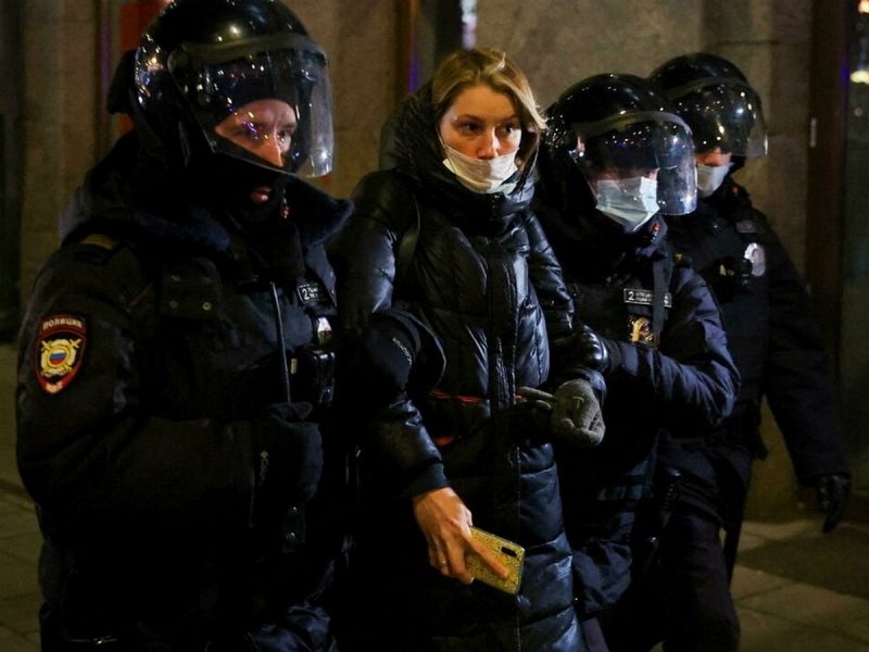 В российских городах прошли акции протеста против военной операции на Украине: в Москве задержаны свыше 600 человек