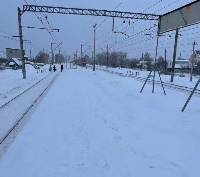 Видео с прыгающими в сугробы пассажирами электрички разошлось по Сети