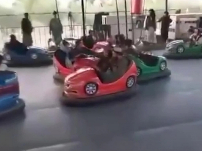 Видео с террористами “Талибана” в детском парке аттракционов стало вирусным