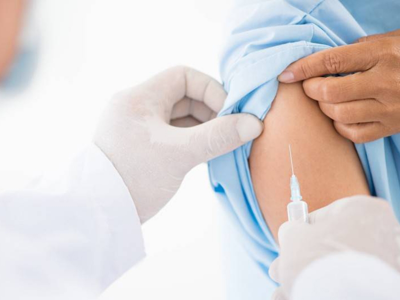 Врач описал влияние побочных эффектов при вакцинации от COVID-19 на антитела