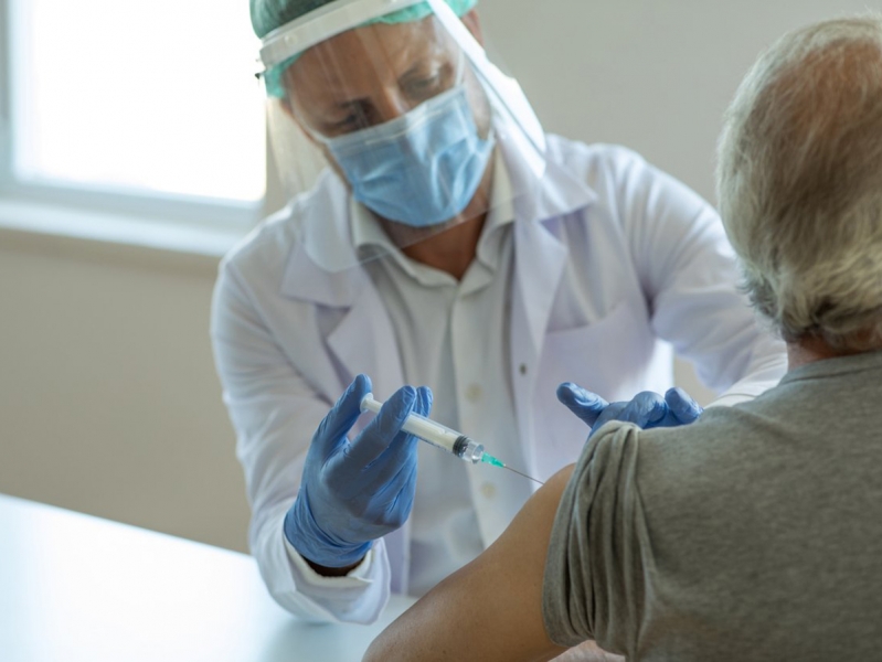 Врачи назвали основания для медотводов от прививки против COVID-19